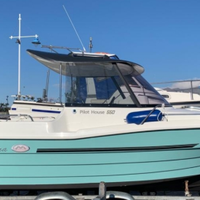 Manara 550 pilothouse