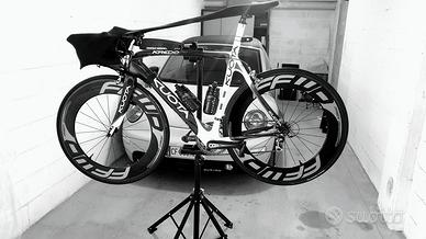 bici  kuota completamente  full carbon  