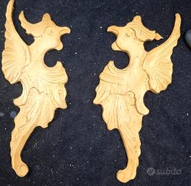 Coppia di decori in legno
