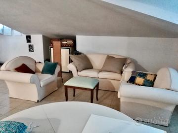 Divano con due poltrone