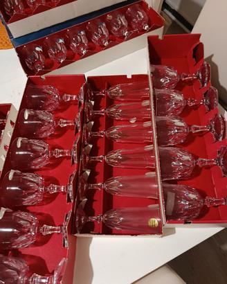 bicchieri di cristallo, acqua, vino e champagne 