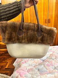 ‘O bag grande con bordo di pelliccia