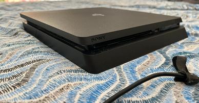 Ps4 slim 1TB +4 giochi usati