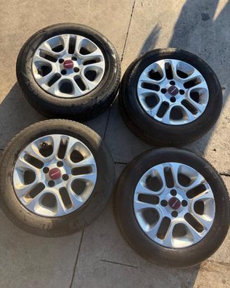 Vendiamo cerchi Fiat Panda 312 in lega R14