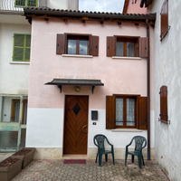 Al centro e vicina al lago