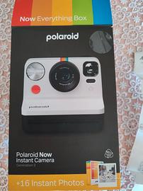 Polaroid instant camera box con stampe