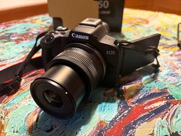 Canon EOS R50 kit con obiettivo RF-S 18-45mm