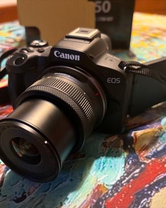 Canon EOS R50 kit con obiettivo RF-S 18-45mm