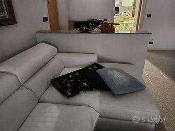 Divano in finta pelle bianco