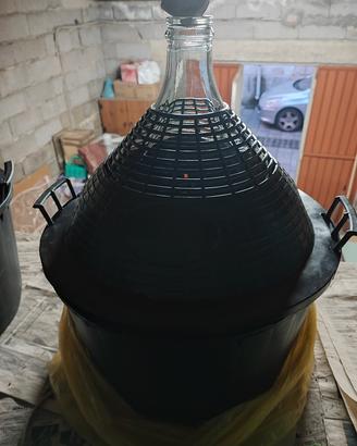 Damigiane in vetro con rivestimento