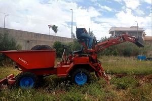 Dumper con vasca e braccio escavatore 