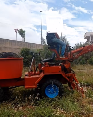 Dumper con vasca e braccio escavatore 