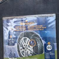 catene neve auto e chiave a croce