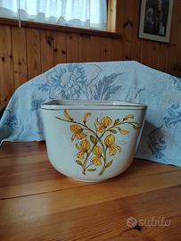 vaso di ceramica con fiori gialli