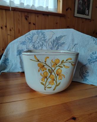 vaso di ceramica con fiori gialli