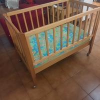 lettino in legno per bimbo