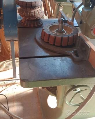Satinatrice levigatrice per profili legno metallo.