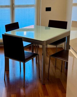 Tavolo in vetro con sedie in cuoio Calligaris