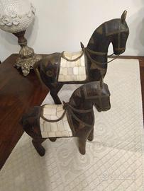 Cavalli in legno