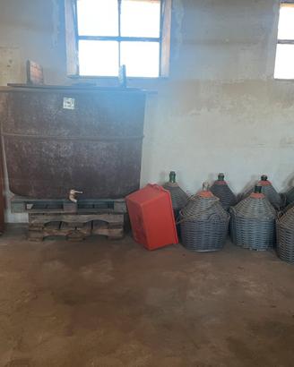 Tini in vetroresina e damigiane