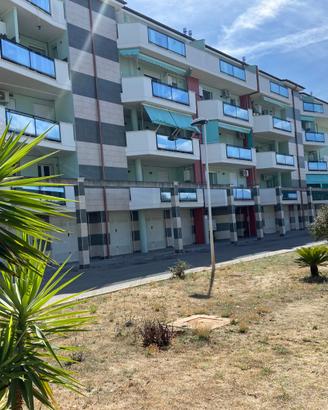 Luminoso e moderno duplex a due passi dal mare