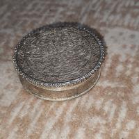 antica scatola con decori in argento leggere descr