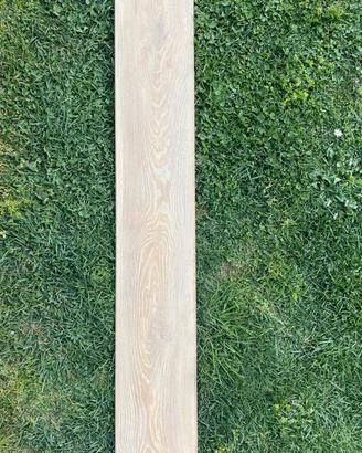 Laminato per pavimenti rovere 15€/pacco (8 pacchi)
