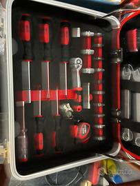 Valigia con 102 accessori per il fai da te