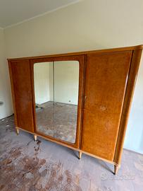 Armadio in legno da restaurare