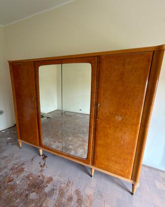 Armadio in legno da restaurare