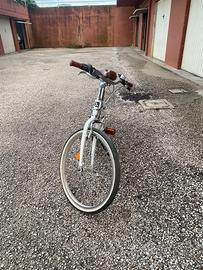 Due biciclette identiche