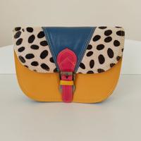 Borsa in pelle con dettaglio animalier.