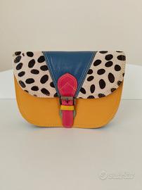 Borsa in pelle con dettaglio animalier.