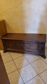 Cassapanca antica in legno massello intagliata