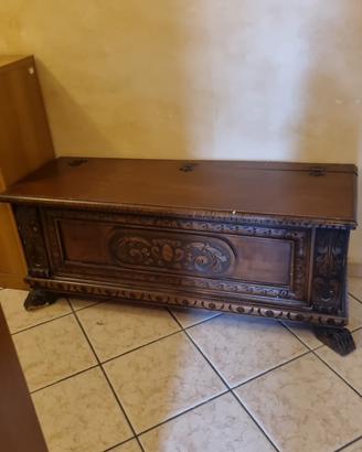 Cassapanca antica in legno massello intagliata