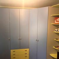 Armadio con cassettiera , comodino e mensola .