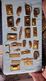  maniglie e cornici per serramenti antichi