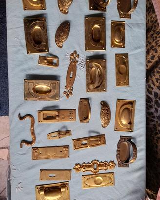  maniglie e cornici per serramenti antichi