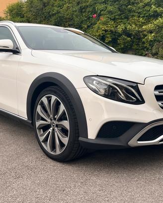 MERCEDES E 4 MATIC  220d