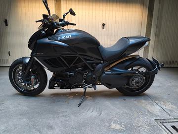 Moto Ducati Diavel carbon 