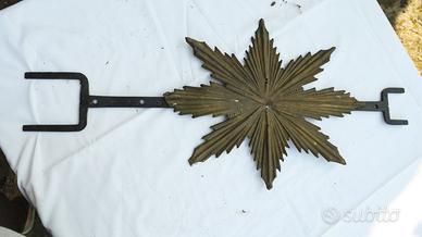 Stella decorativa antica in metallo con supporti