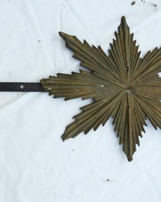 Stella decorativa antica in metallo con supporti
