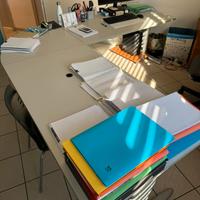 Scrivania ad angolo 220 x 220 e 80 di profondità