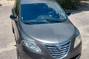 Auto lancia ypsolon anno 2012