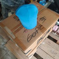 Cappello zuccotto azzurro.