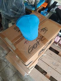 Cappello zuccotto azzurro.