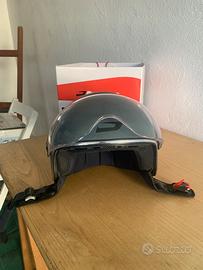 Casco nero opaco con visiera integrata