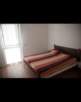 Letto matrimoniale con testiera in legno grigia