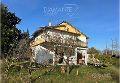 Casa indipendente con corte, terreno ed annessi