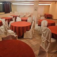 tavoli  sedie metallo, con tovaglie e coprisedie 